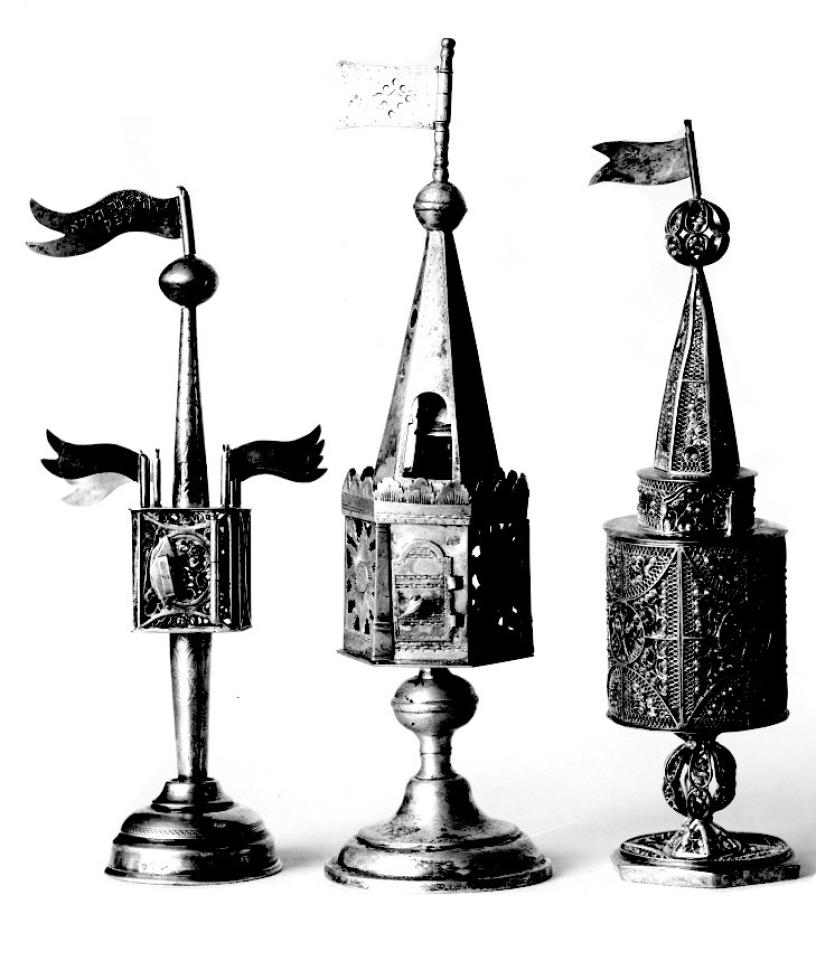 Foto aus der fotografischen Dokumentation der „Jüdischen Sammlung“, 1920er. Objekt li. Bestand MARKK; weitere Objekte ehemals Sammlung Gesellschaft für jüdische Volkskunde (Verbleib heute unbekannt).