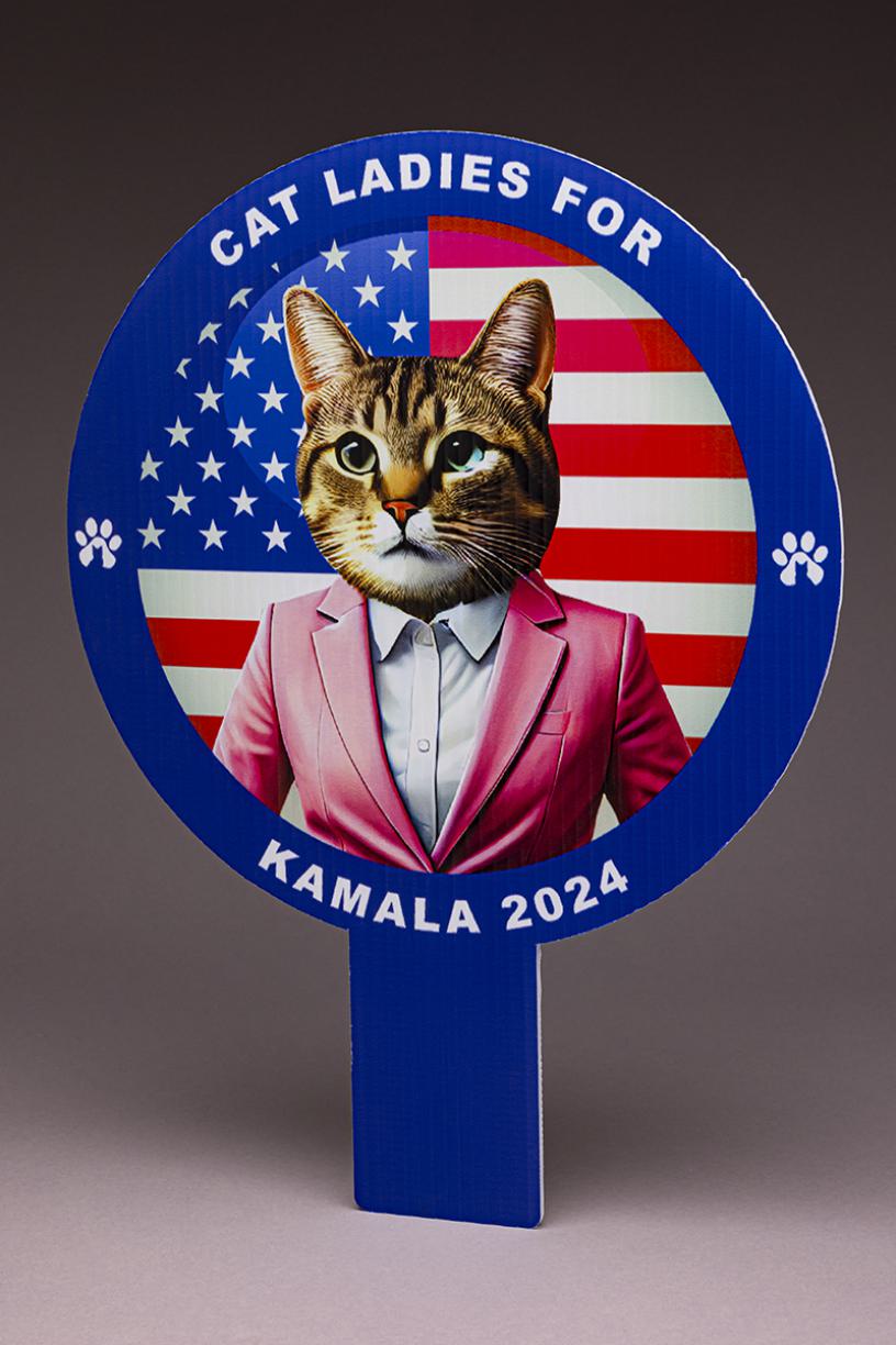 US Wahlkampfschild »Cat Ladies for Kamala 2024«, Hersteller: LifeSizeCustomCutouts, USA, 2024, Inv. Nr. 2025.18:1.