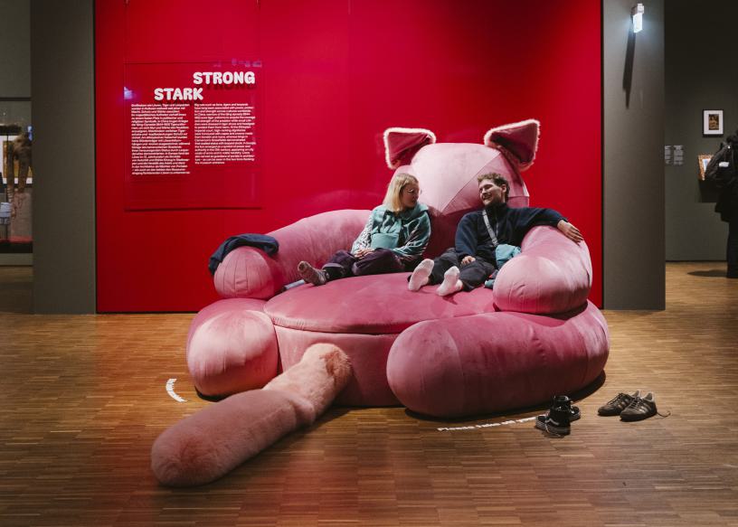 Katzensofa in der Ausstellung KATZEN!