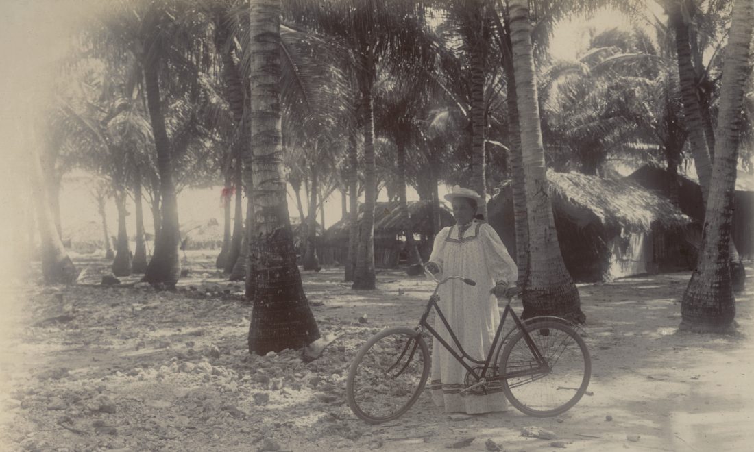 Fotografie, Frau mit Fahrrad am Strand