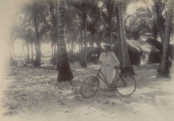 Fotografie, Frau mit Fahrrad am Strand