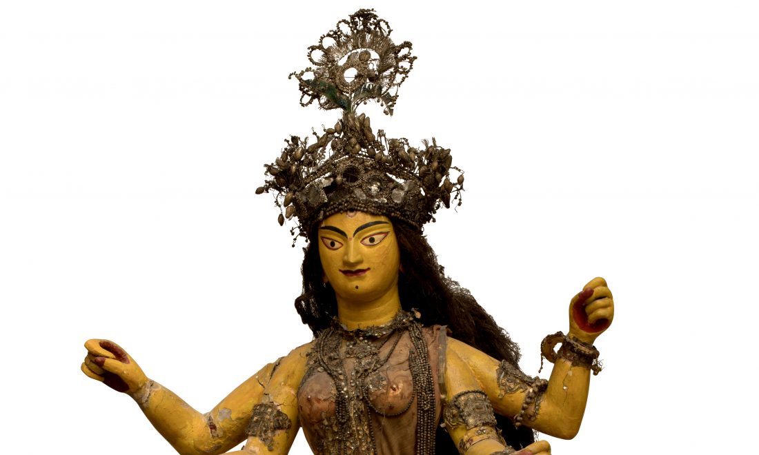 Göttin Durga als Retterin der Welt, Inv. Nr. A 1 – © MARKK, Paul Schimweg Figur der vierarmigen Göttin Durga sitzend auf einem Löwen und Elefanten