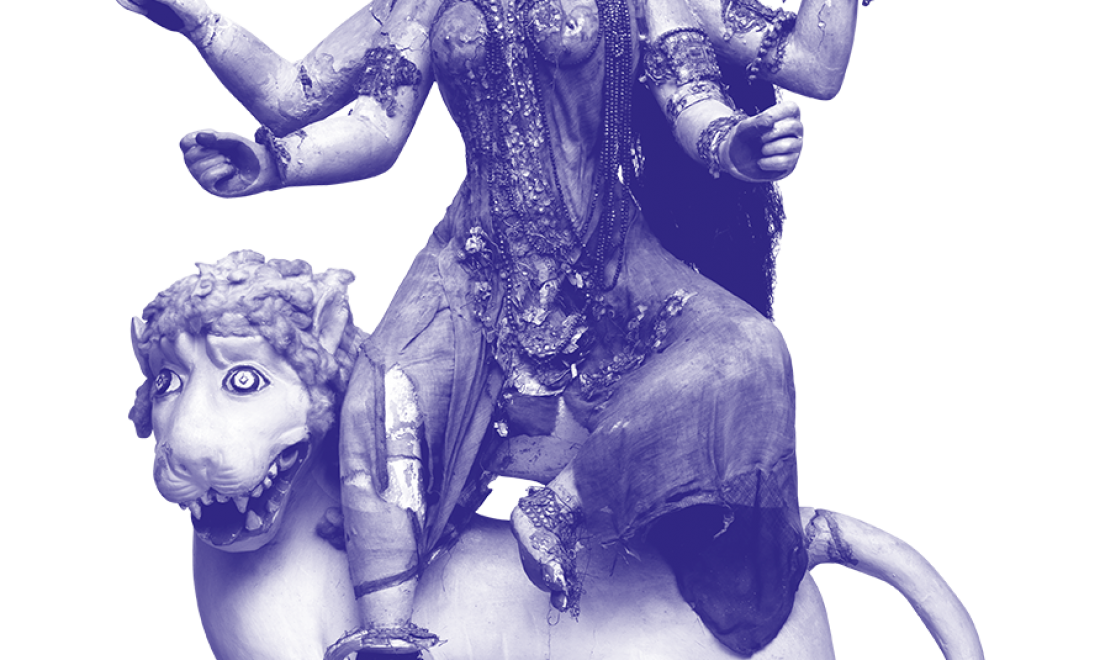 Göttin Durga als Retterin der Welt, Inv. Nr. A 1 (koloriert) – © MARKK, Matthias Hollaender et al. Die vierarmige Göttin Durga sitzend auf einem Löwen und Elefanten