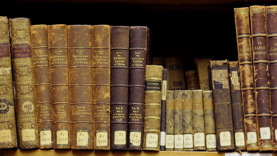 Alte Bücher der Asiensammlung, die zu der MARKK-Bibliothek gehören