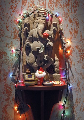 Steinerne Statue des hinduistischen Gottes Ganesha (Menschenkörper mit vier Armen und Elefantenkopf)