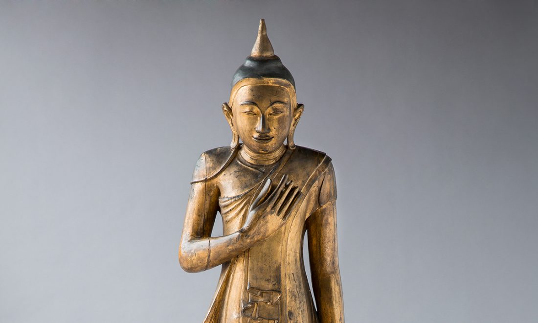 Figur: Buddha Siddharta Gautama, Inv. Nr. A 8 – © MARKK, Paul Schimweg Figur, gold, lakiert zeigt Buddha Siddharta Gautama