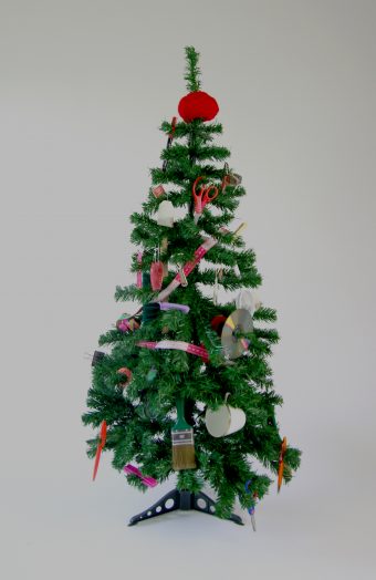 Weihnachtsbaum, dekoriert mit diversen Materialien