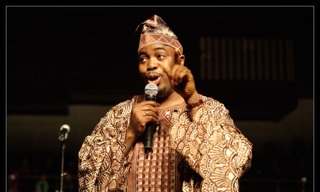 Folarin Omishade – © AfroGospel Porträt des Gospelsängers Folarin Omishade mit Mikrofon in der Hand