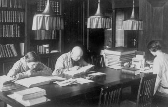 Schwarzweißfoto von lesenden Personen im Lesesaal um 1925