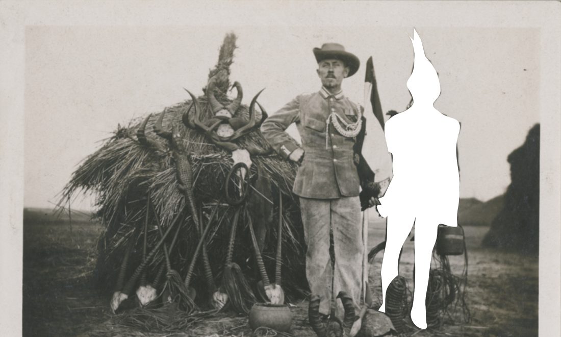 Historisches schwarz-weiß Bild – Historisches Foto aus dem Bestand des MARKK, künstlerisch bearbeitete von Vitjitua Ndjiharine Historisches Foto aus dem Bestand des MARKK, künstlerisch bearbeitete von Vitjitua Ndjiharine