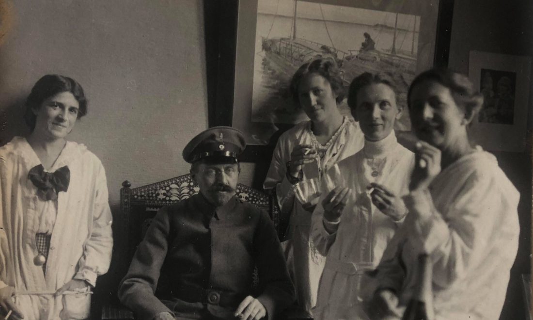 Museumsmitarbeiter*innen: vlnr. Emma Gottschau, Arthur Byhan, nicht identifizierte Person, Henriette Wagener, nicht identifizierte Person – © MARKK, Fotograf*in unbekannt