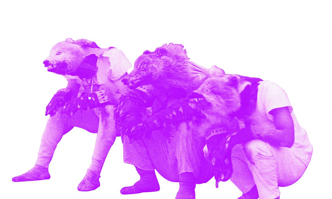 Maskenträger auf King Island – Maskenträger auf King Island (Nome Alaska) während eines „Wolfstanzes“, 1924. © Slg. National Museum of Denmark, Foto: Leo Hansen Maskenträger auf King Island (Nome Alaska)