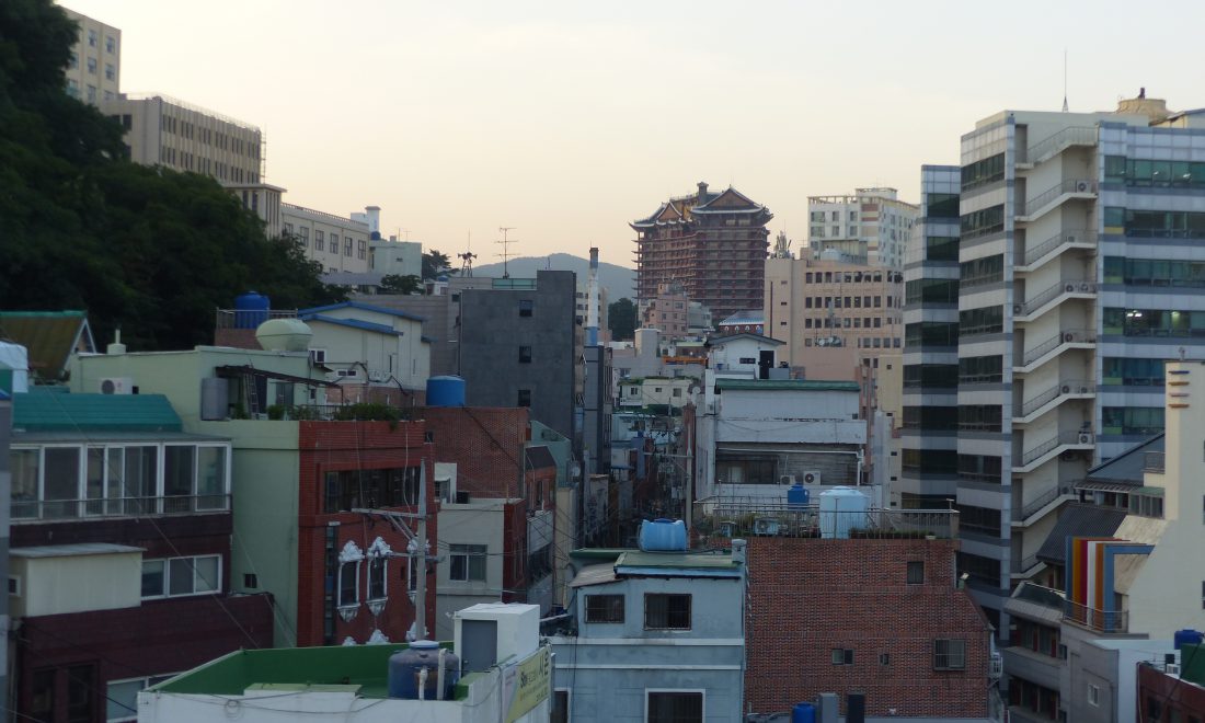 Blick auf das Künstlerviertel Totatoga – Ausblick von der Unterkunft der Hamburger Künstler*innen auf das Künstlerviertel Totatoga