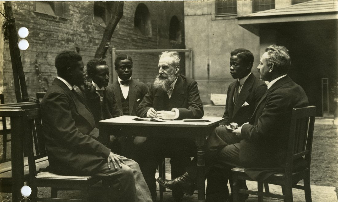 Wilhelm Doegen with African prisoners of war in the Ruhleben camp, (Inv. Nr. BA 98/139) – © Deutsches Historisches Museum Wilhelm Doegen with African prisoners of war in the Ruhleben camp