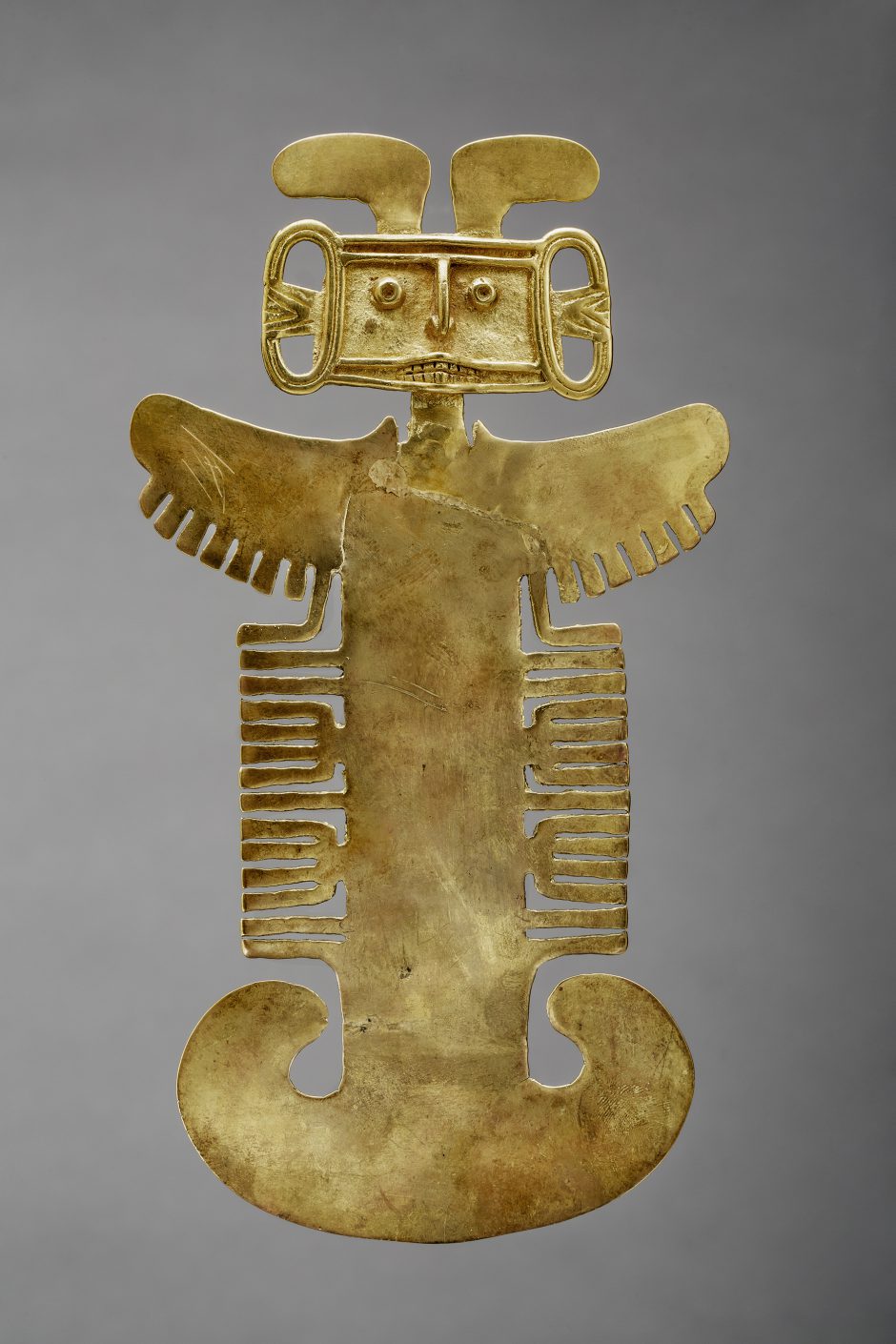 Aus Gold gegossener Brustanhänger eines göttlichen Mensch-Tierwesens, Kupfer und Gold, Tolima-Stil 100 - 1000 n. Chr.