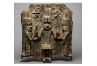 Bronzerelief, drei Personen, unbekannter Künstler, Königreich Benin, Nigeria, 16./17. Jh.