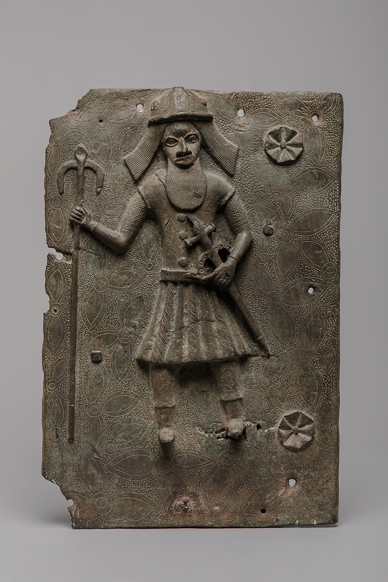 Reliefplatte, Portugiese mit Luntenspieß und Schwert, Königreich Benin 16./17. Jahrhundert, Gelbguß. Slg. MARKK, Inv. Nr. C 2946 – ©MARKK, Foto: Paul Schimweg Bronzereliefplatte, Portugiese mit Luntenspieß und Schwert