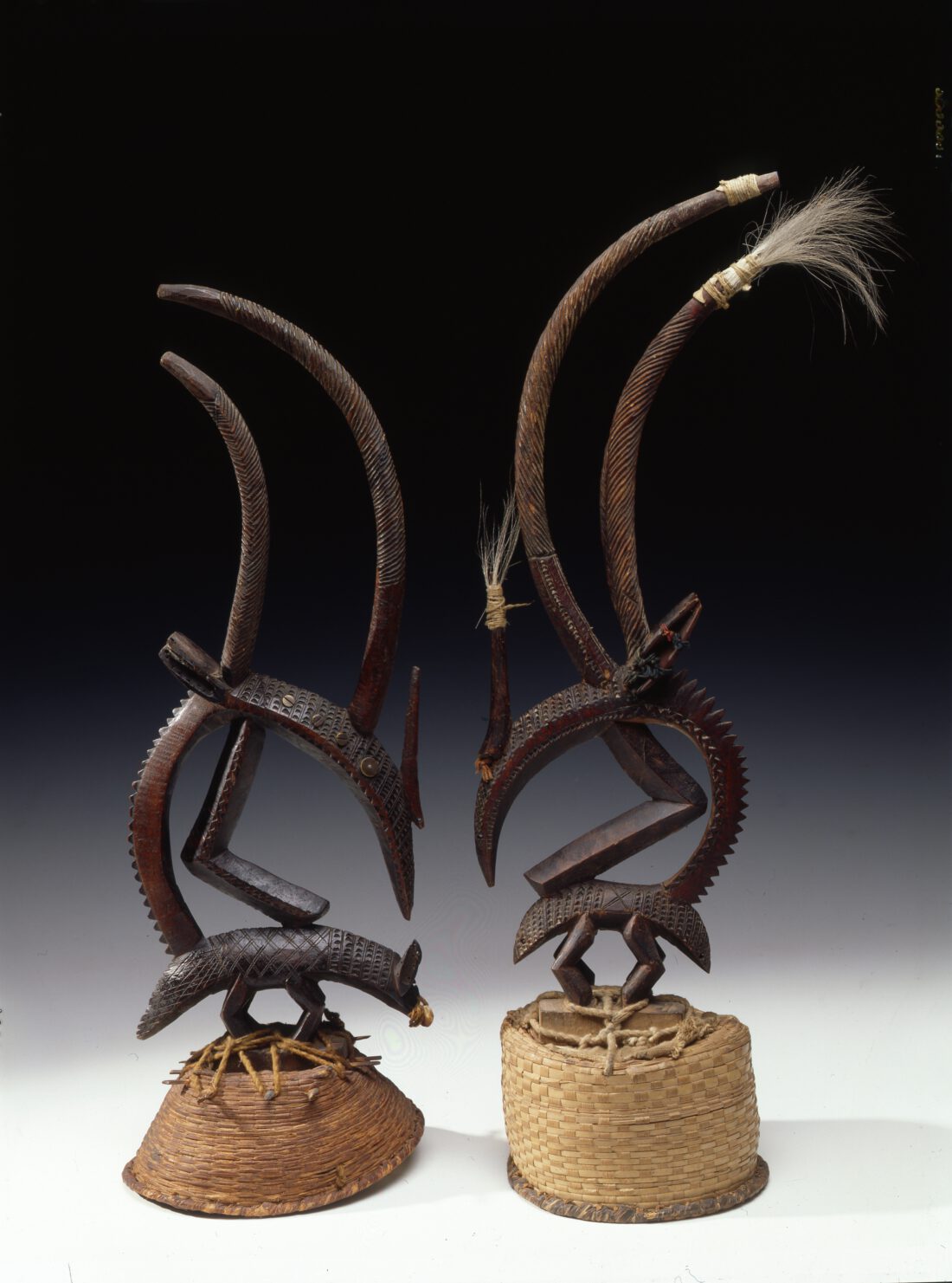 Zwei Masken (Kopfschmuck) aus Holz, die Antilopen darstellen