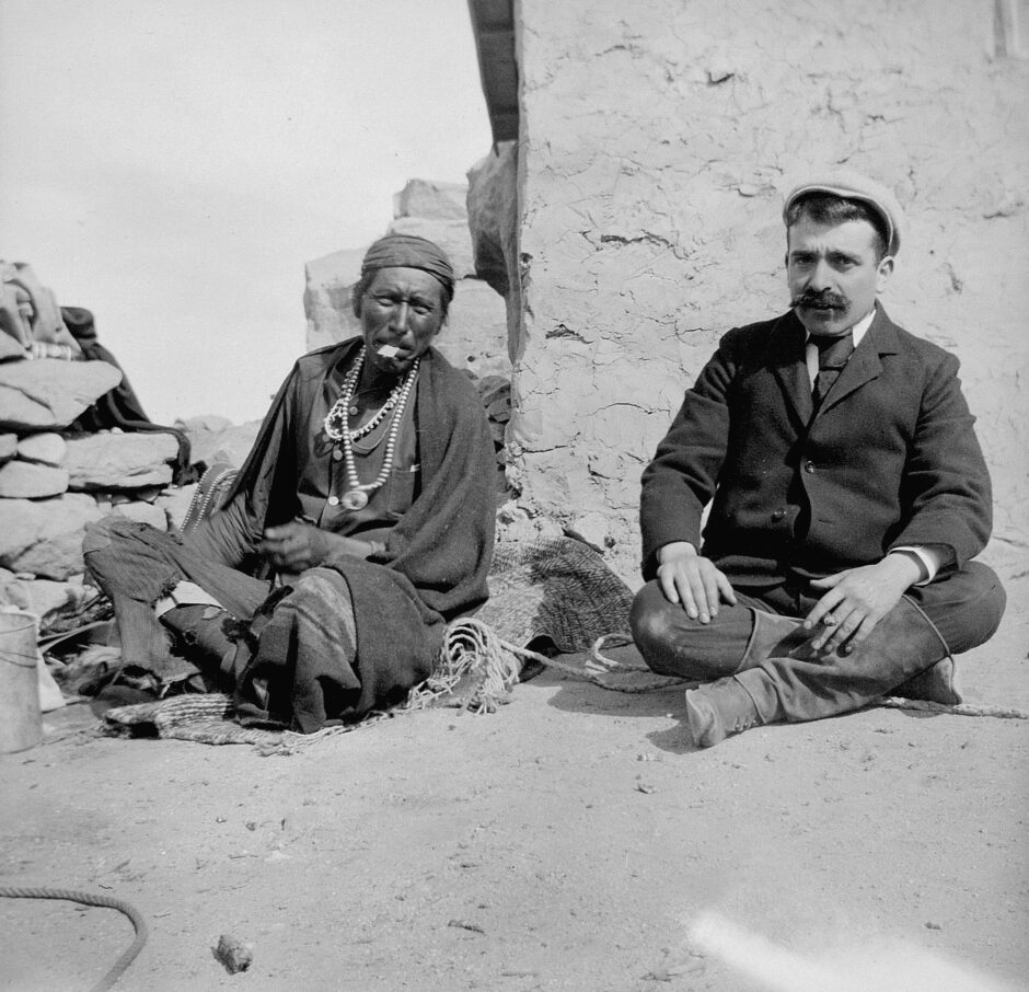 Aby Warburg mit einem Navajo-Mann, Fotograf:in unbekannt, Keams Canyon, Arizona, 1896