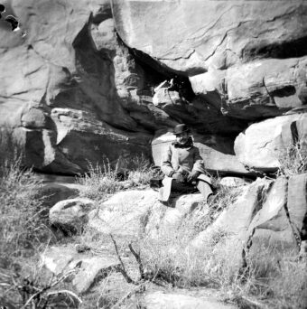 Aby Warburg in einer Felsenlandschaft des Galisteo Basin, New Mexico, auf seiner Reise durch die USA, 1895, Fotograf:in unbekannt, Galisteo Basin, New Mexico, 1895
