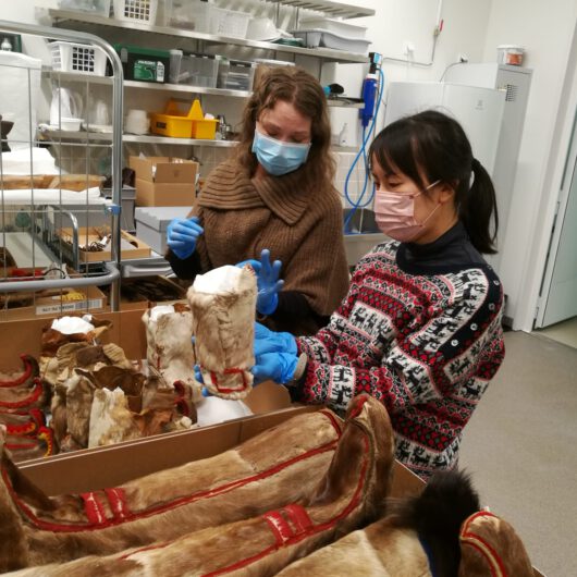 – Áile Aikio und Fumi Takayanagi im Sámi Museum Siida, Oktober 2021 ©Sámi Museum Siida