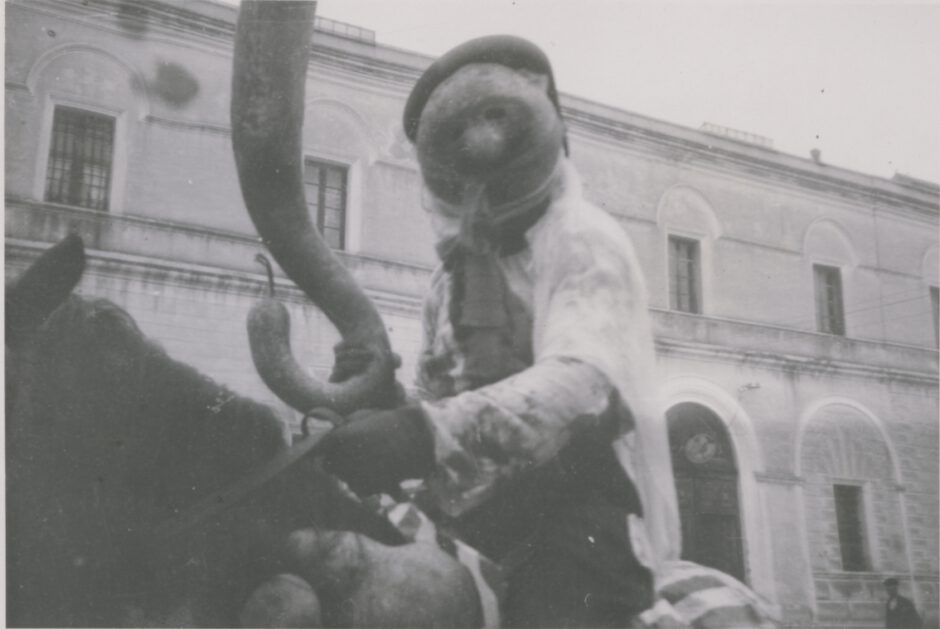 Maskenreiter vom Corso di cavalli, Sardinien, Oristano – Foto: Julius Konietzko, 1931 Maskenreiter vom Corso di cavalli, Sardinien, Oristano