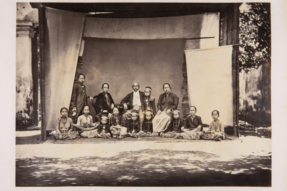 Album mit Studioportraits, Stadtansichten und Landschaftsaufnahmen aus Singapur, 1868