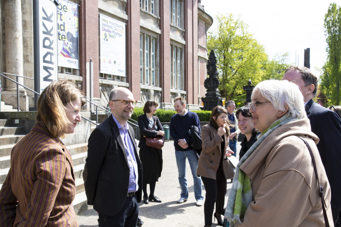 Besuch von Kulturstaatsministerin Claudia Roth und Kultursenator Carsten Brosda im MARKK
