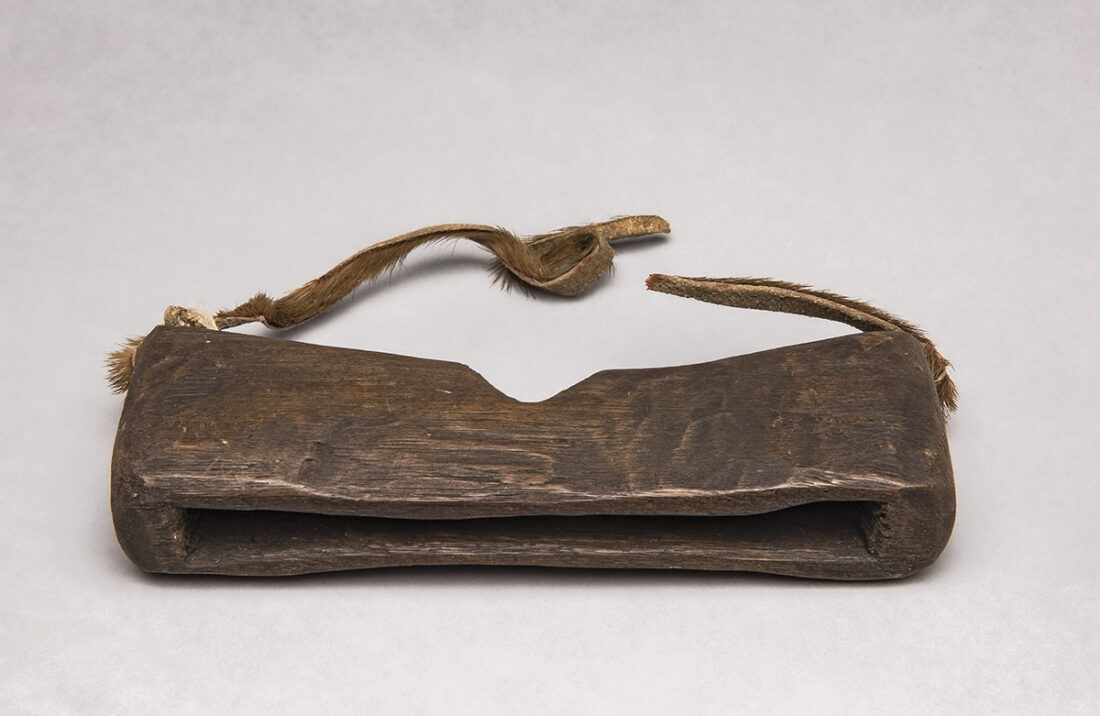 Snow goggle, Inuit (Kalaalit), Tunu (East Greenland), late 19th – early 20th century, Wood, leather strap