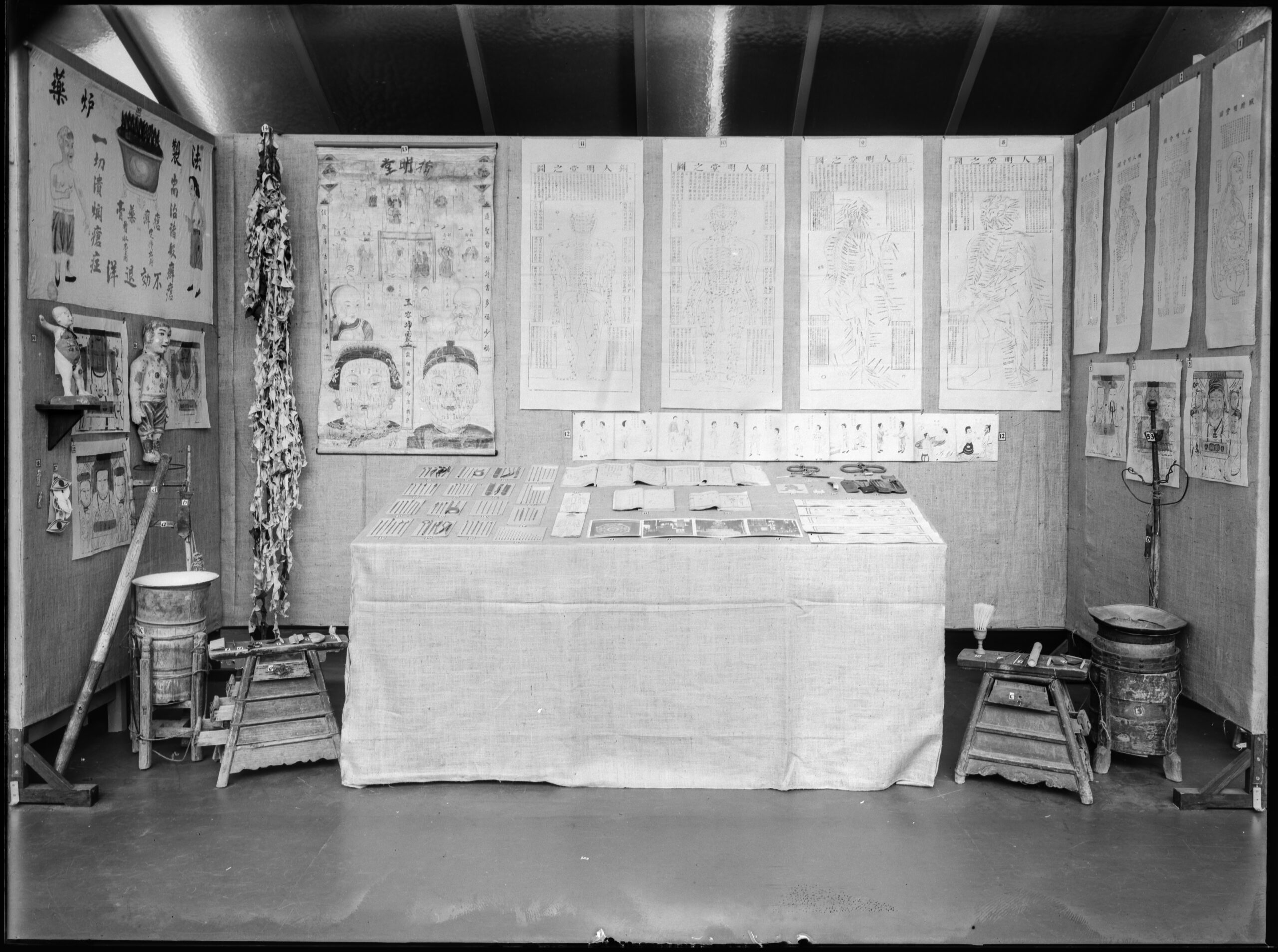 Ansicht der „Sonderausstellung Chinesische Volkskunde“ mit verschiedenen Blockdrucken, Hamburger Museum für Völkerkunde, 1933