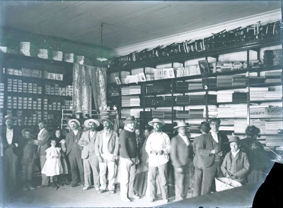 Salpeterarbeiter:innen in einem Werksladen, Chile, Anfang 20. Jh.