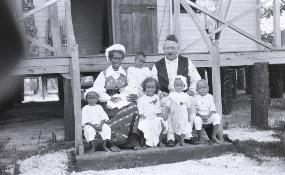 Carl Pettersson und seine Frau Singdo mit ihren Kindern, 1918