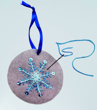 Gestickte Schneeflocke – © MARKK Gestickte Schneeflocke