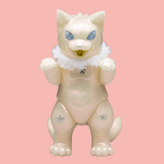Daioh Negora Snow Pearl, Konatsuya, Japan, 2025, Plastik, 16x10x20 cm, Ankauf 2025 – © MARKK, Foto: Paul Schimweg Plastikkatze Daioh Negora Snow Pearl, Japan, 2025