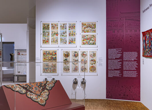 Blick in die Ausstellung „Druckfrisch“. © MARKK, Foto: Paul Schimweg