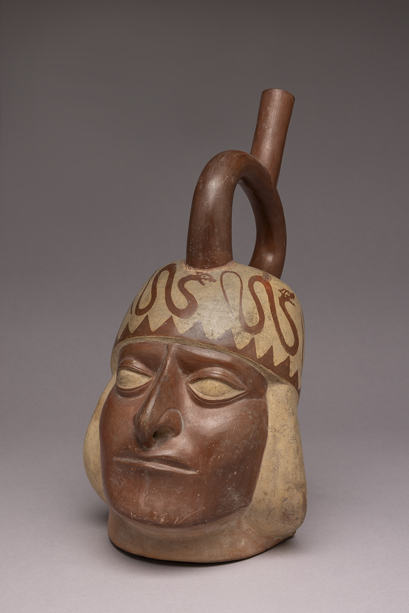 Porträtgefäß eines Würdenträgers mit gemusterter Kopfbedeckung, Nordperu, ca. 100–800, bemalte Keramik