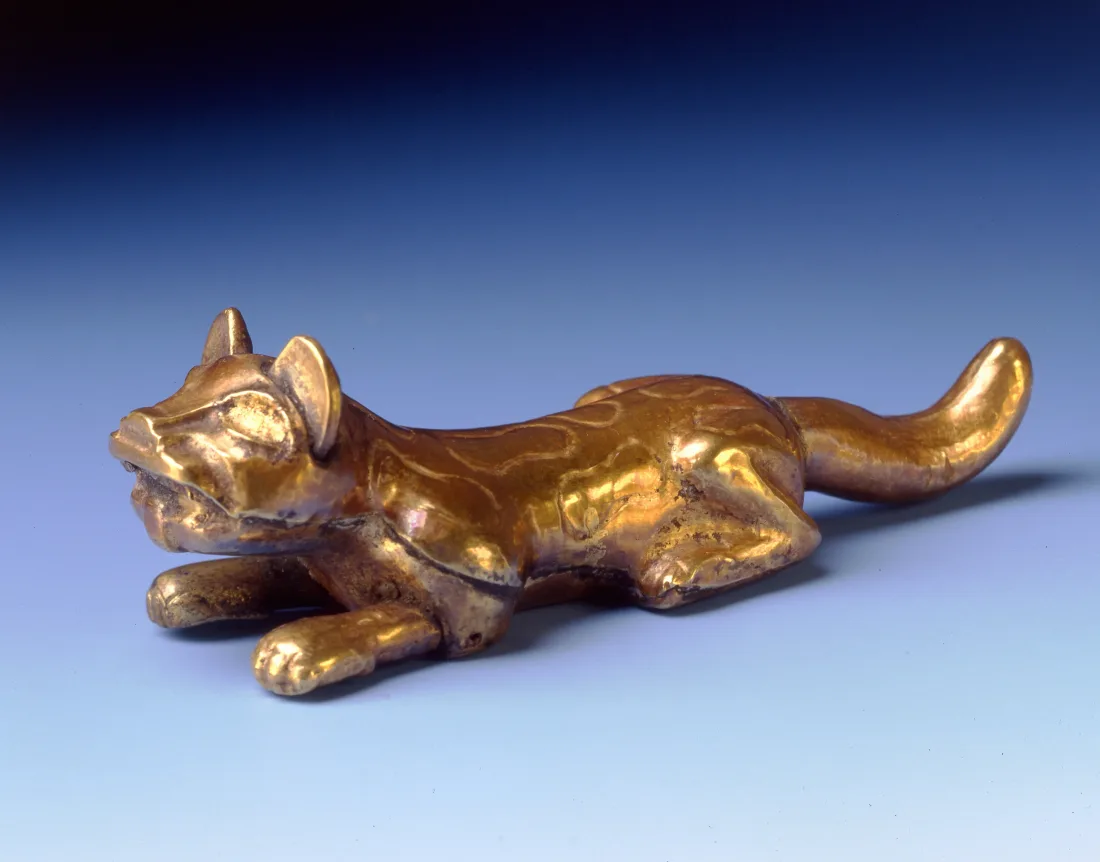 Anhänger, Jaguar, aus getriebenem und ziselierten Gold-Kupferblech