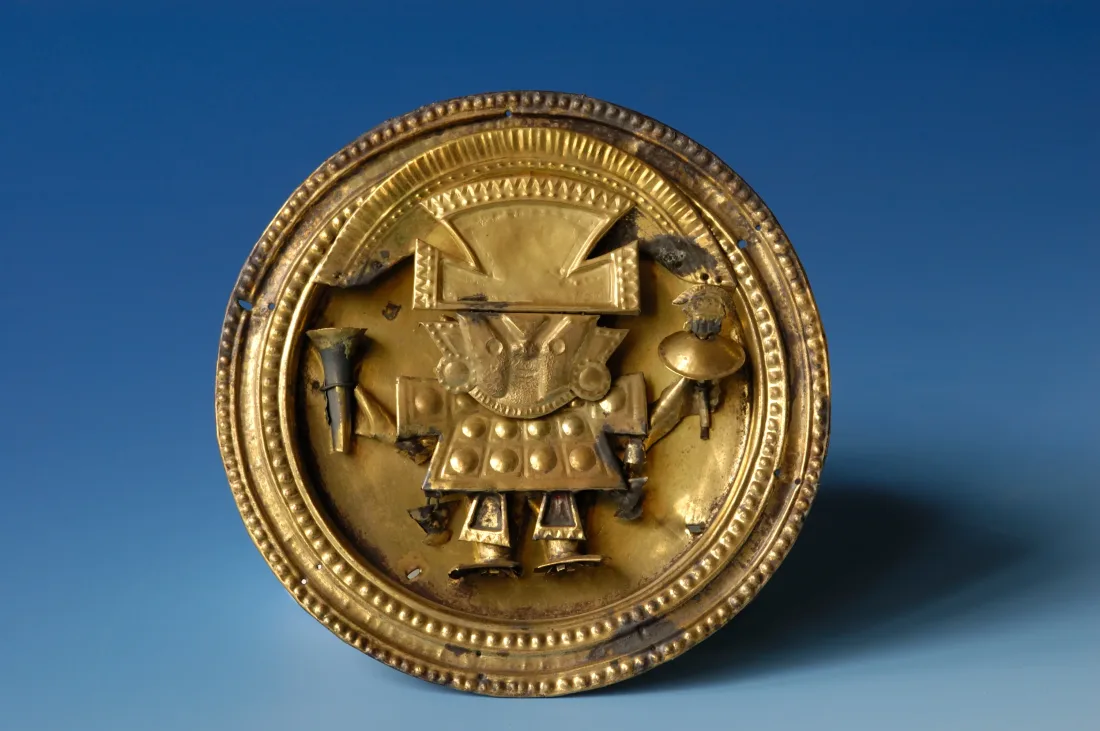 Ohrpflockscheibe, zeigt Figur in Prunkformat, aus getriebenem und ziseliertem Gold-Kupferblech