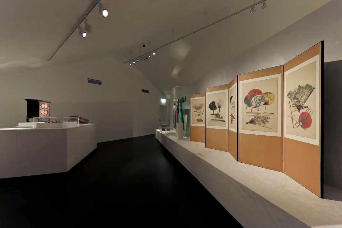 Aufnahme aus der Ausstellung, zeigt Stellschirm mit Fächern