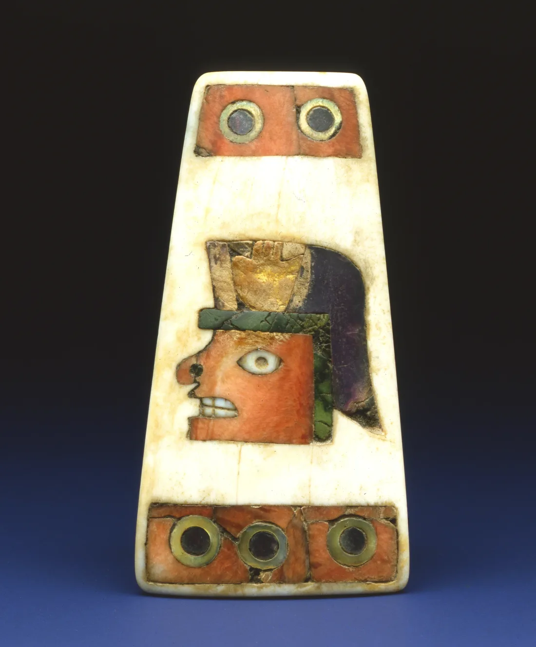 Kettenanhänger mit menschlichem Gesicht aus Muschelschalen, Stein und Gold