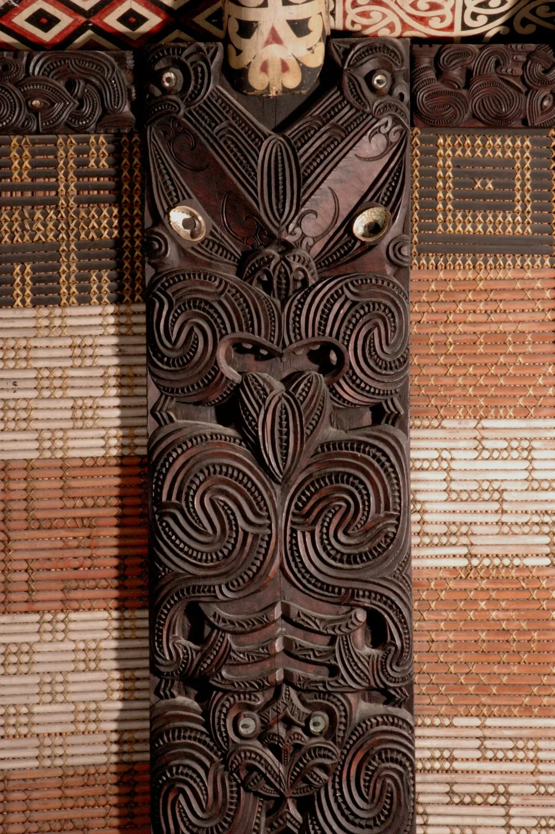Detailansicht Rauru - Versammlungshaus der Maori, geschnitzt
