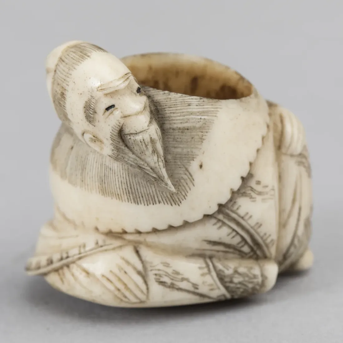 rundliche Netsuke aus Elfenbein
