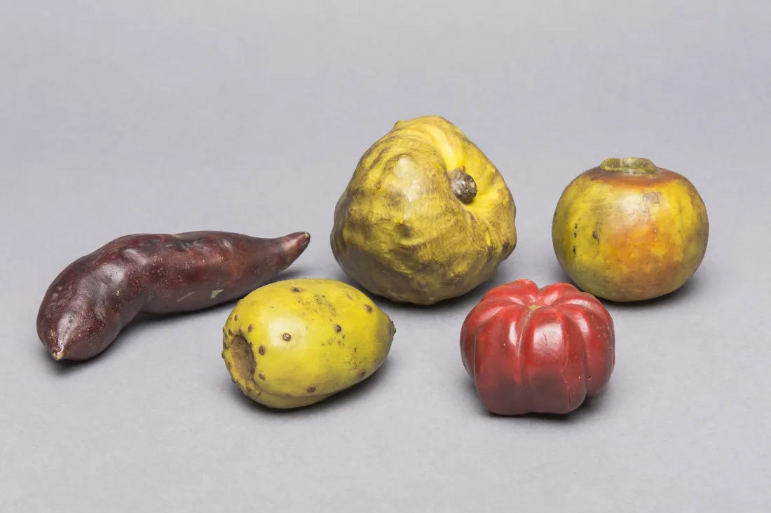 Fünf farbige Wachsfrüchte, Süßkartoffel, Kaktusfeige, Chirimoya, Tomate, Passionsfrucht