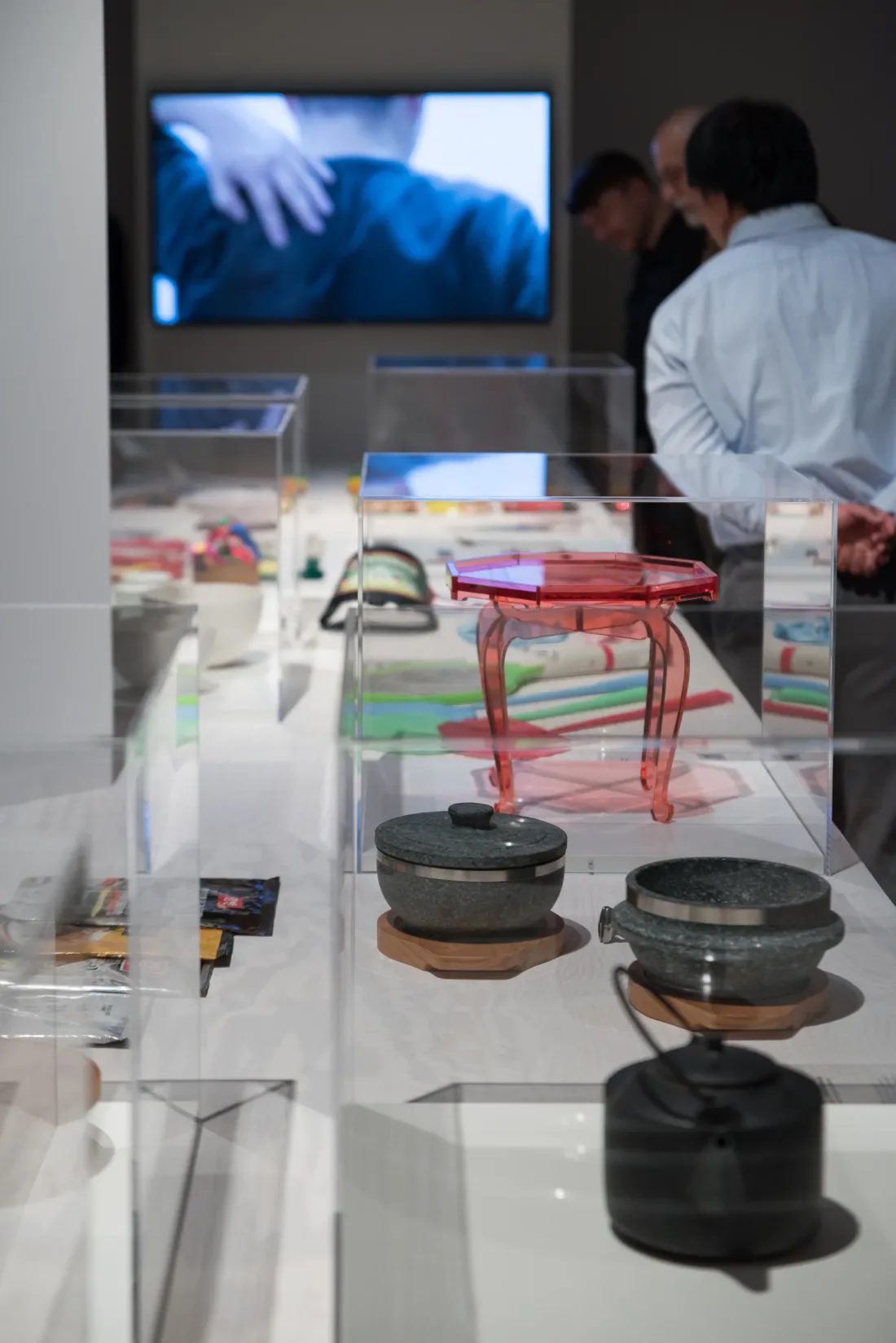 Ausstellungsaufnahme, Vitrinen, Besucher*innen