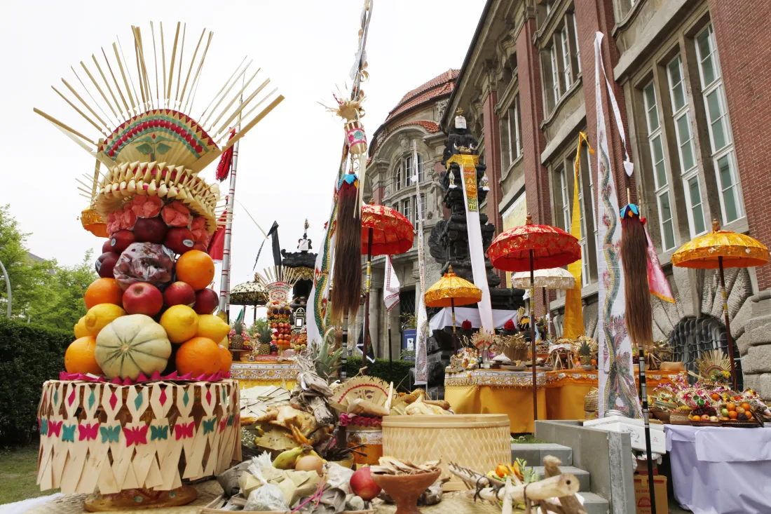 Temple festival in front of the museum, food, decoration, umbrellas, buildings, Pura Sangga Bhuwana, pillar of the cosmos, temple of Hindu Dharma