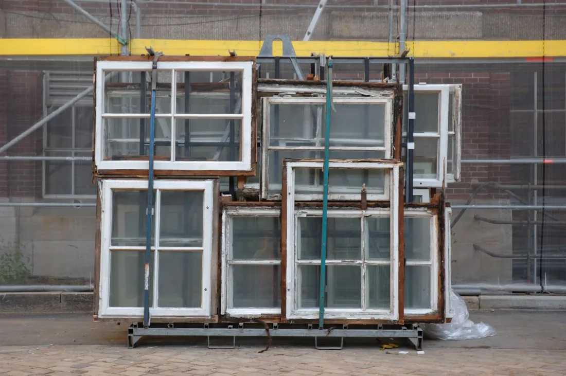 Building, inner courtyard, old windows, scaffolding