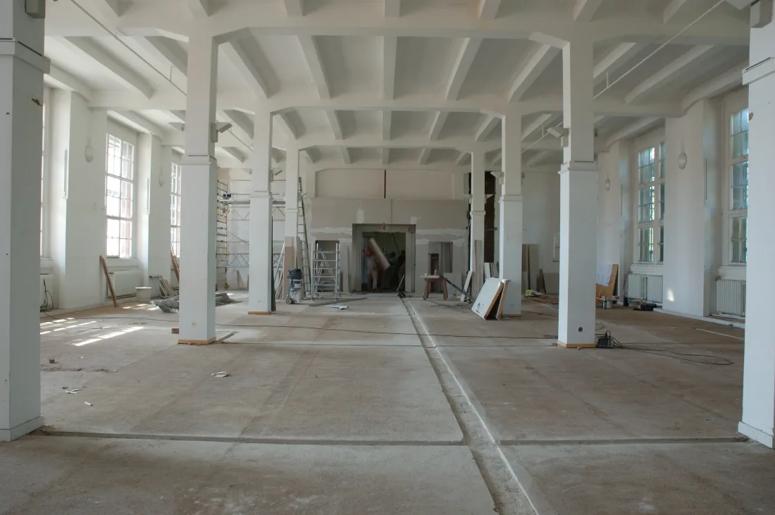 Exhibition hall, craftsmen, ladders, colour photograph