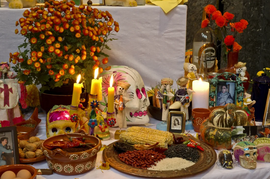 Candles, flowers, food, decoration, table