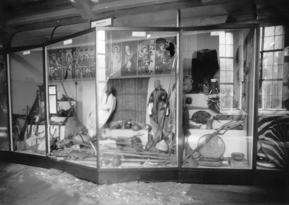 Showcase, collection objects, Southeast Asia department, war damage, b/w photograph