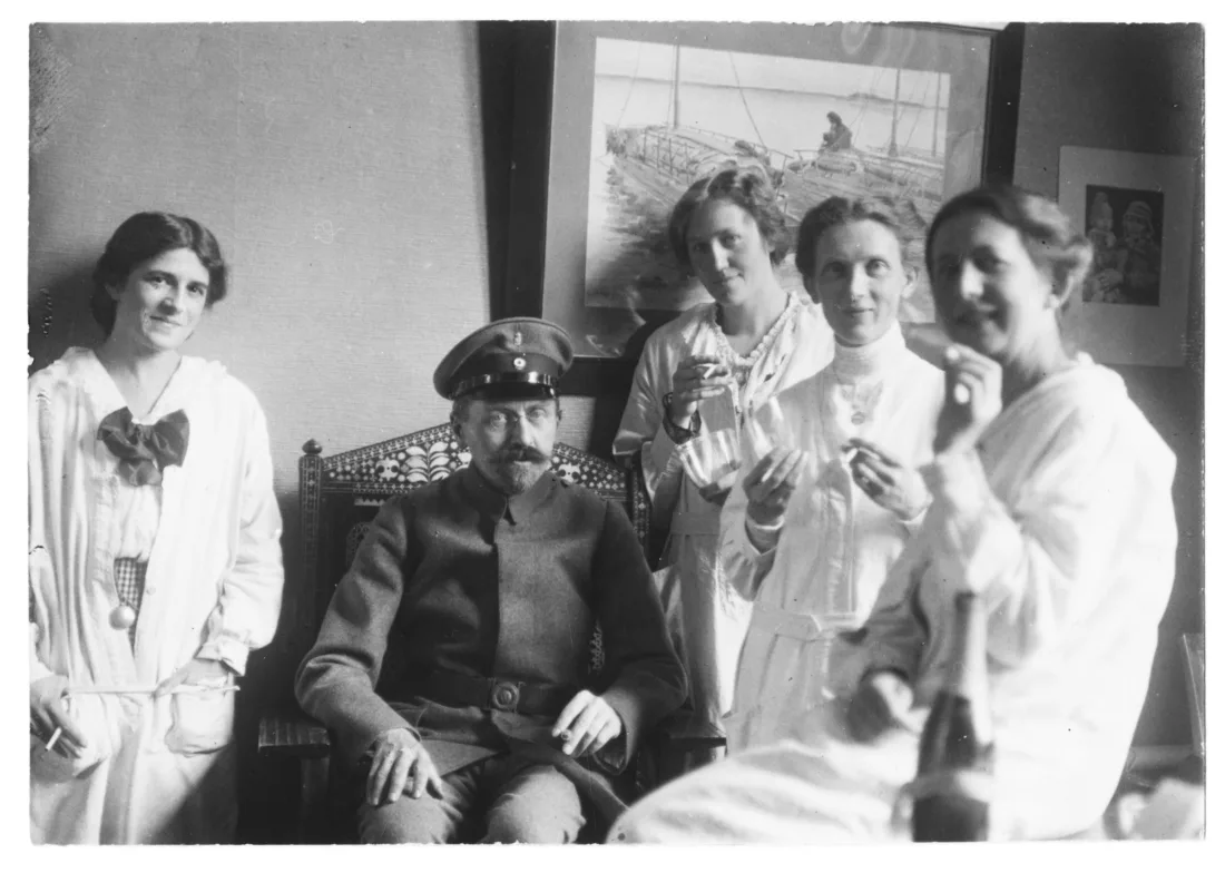 Group photograph of the draftswomen with Arthur Byhan, curator of the museum’s Europe Collection, black and white photography